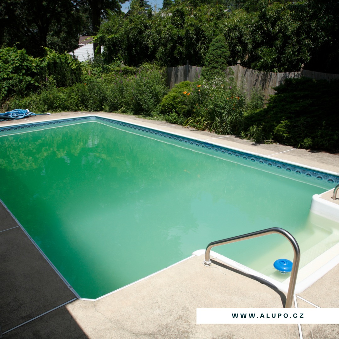 zelená voda v bazénu a alkalita vody